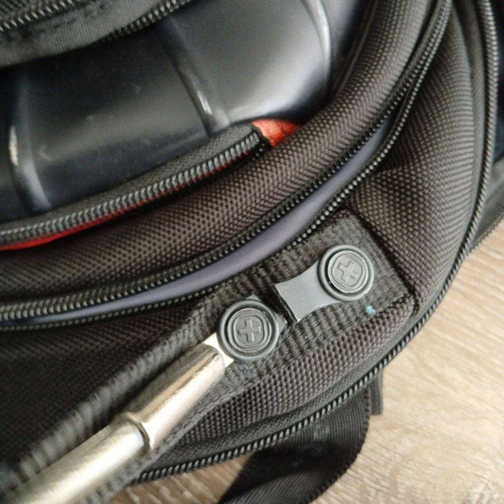 Swiss Tech broken zipper